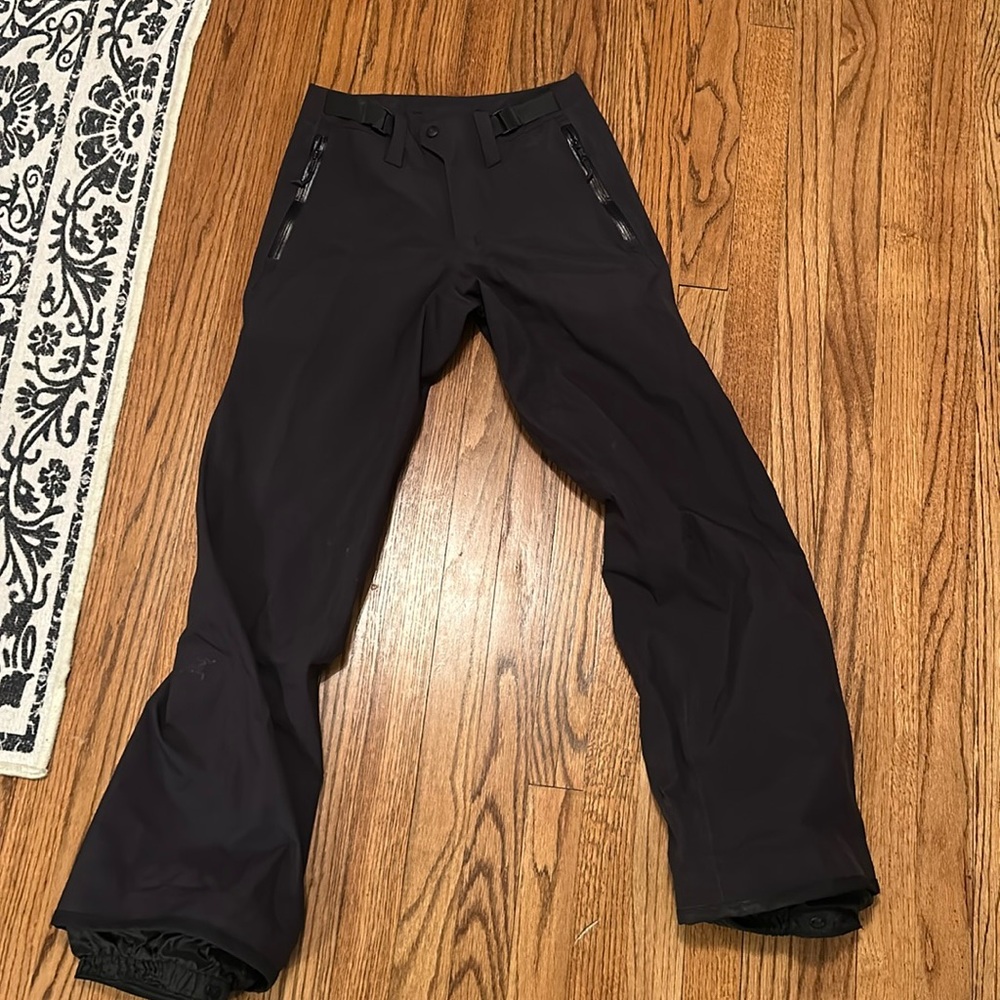 Arc’teryx women’s black snow pants (XS)